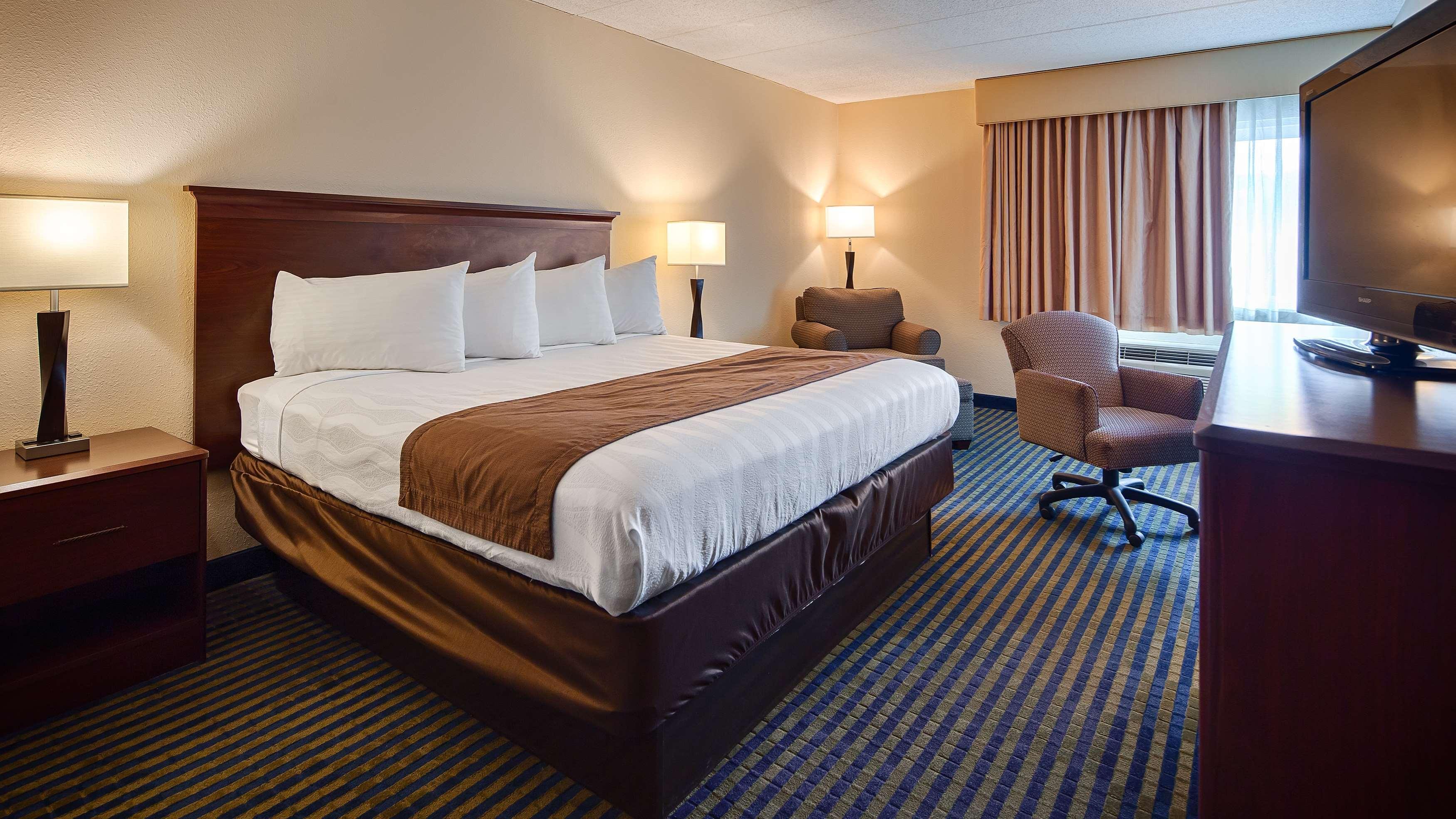 Baymont By Wyndham Westampton Hotel Exterior photo