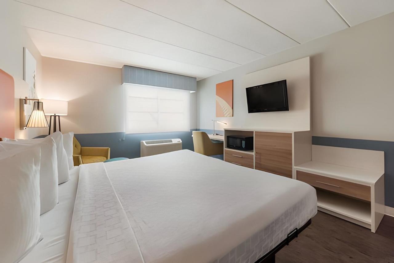 Baymont By Wyndham Westampton Hotel Exterior photo