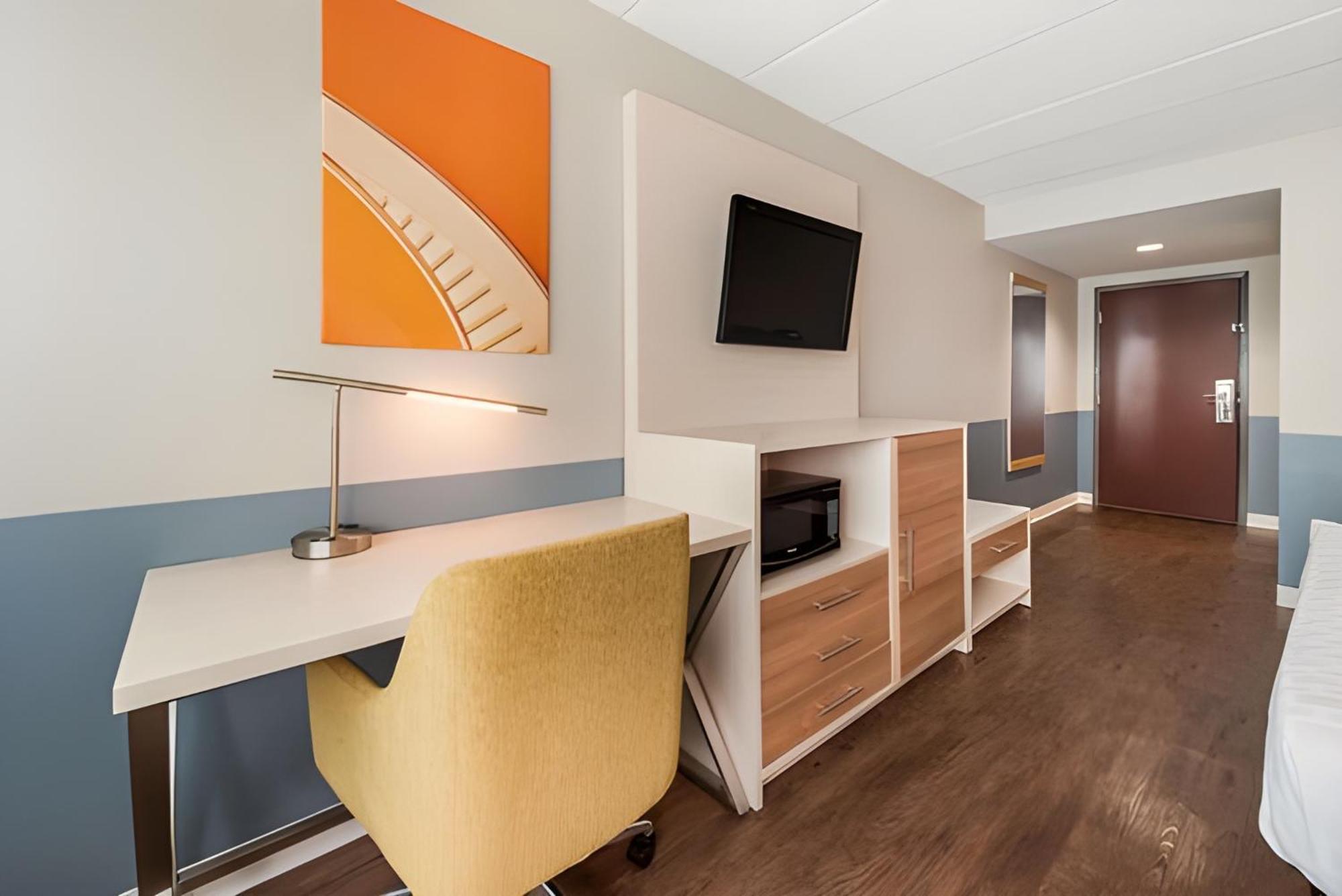 Baymont By Wyndham Westampton Hotel Exterior photo