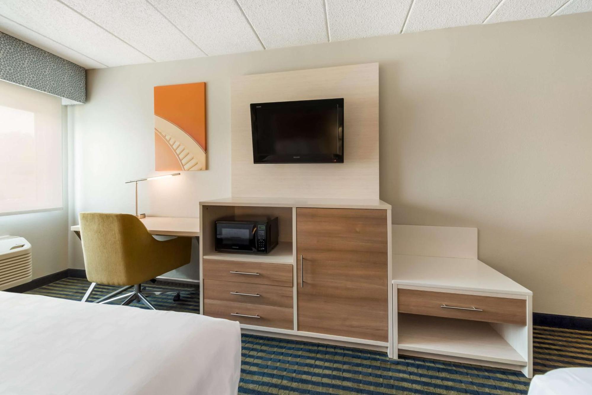 Baymont By Wyndham Westampton Hotel Exterior photo