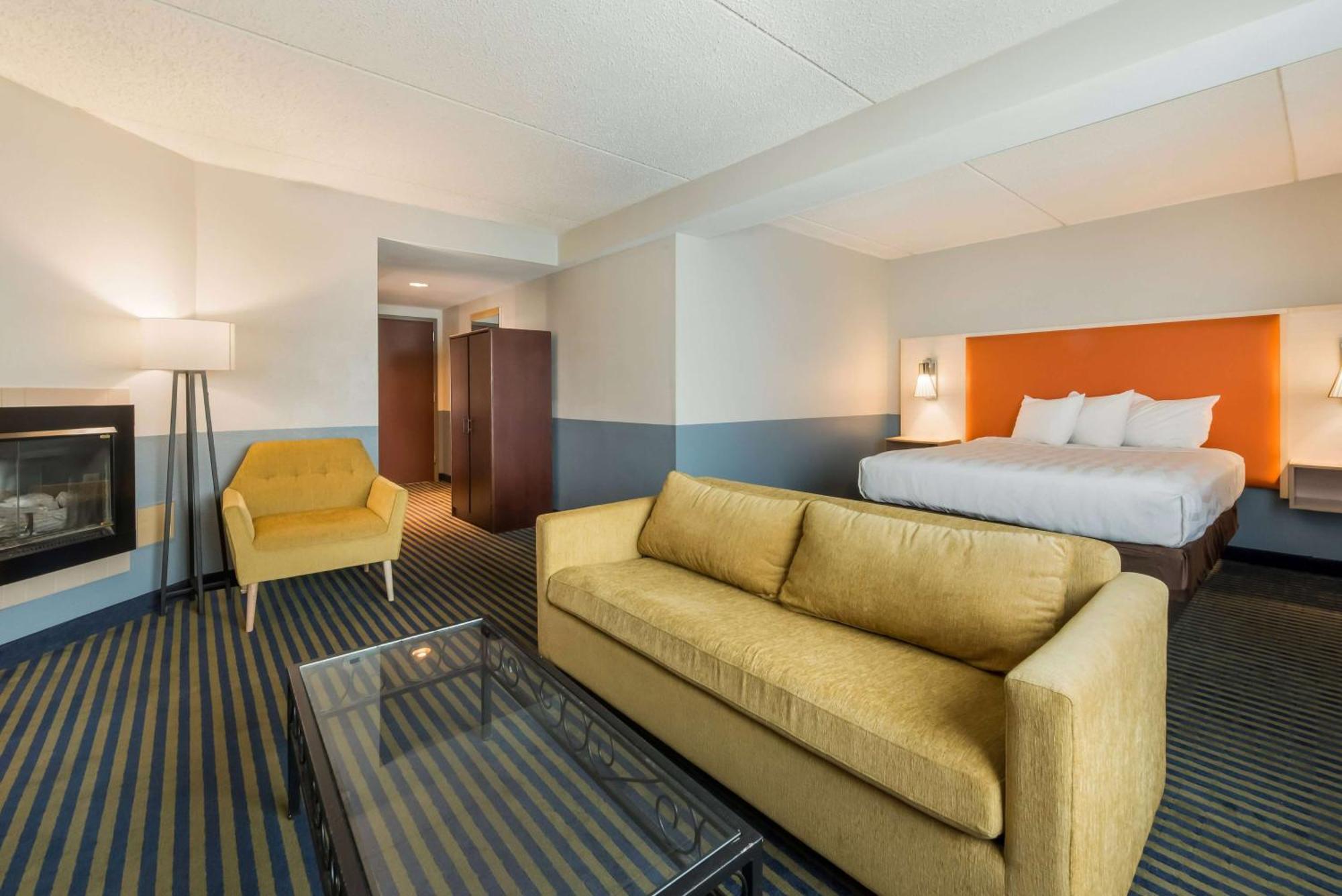 Baymont By Wyndham Westampton Hotel Exterior photo