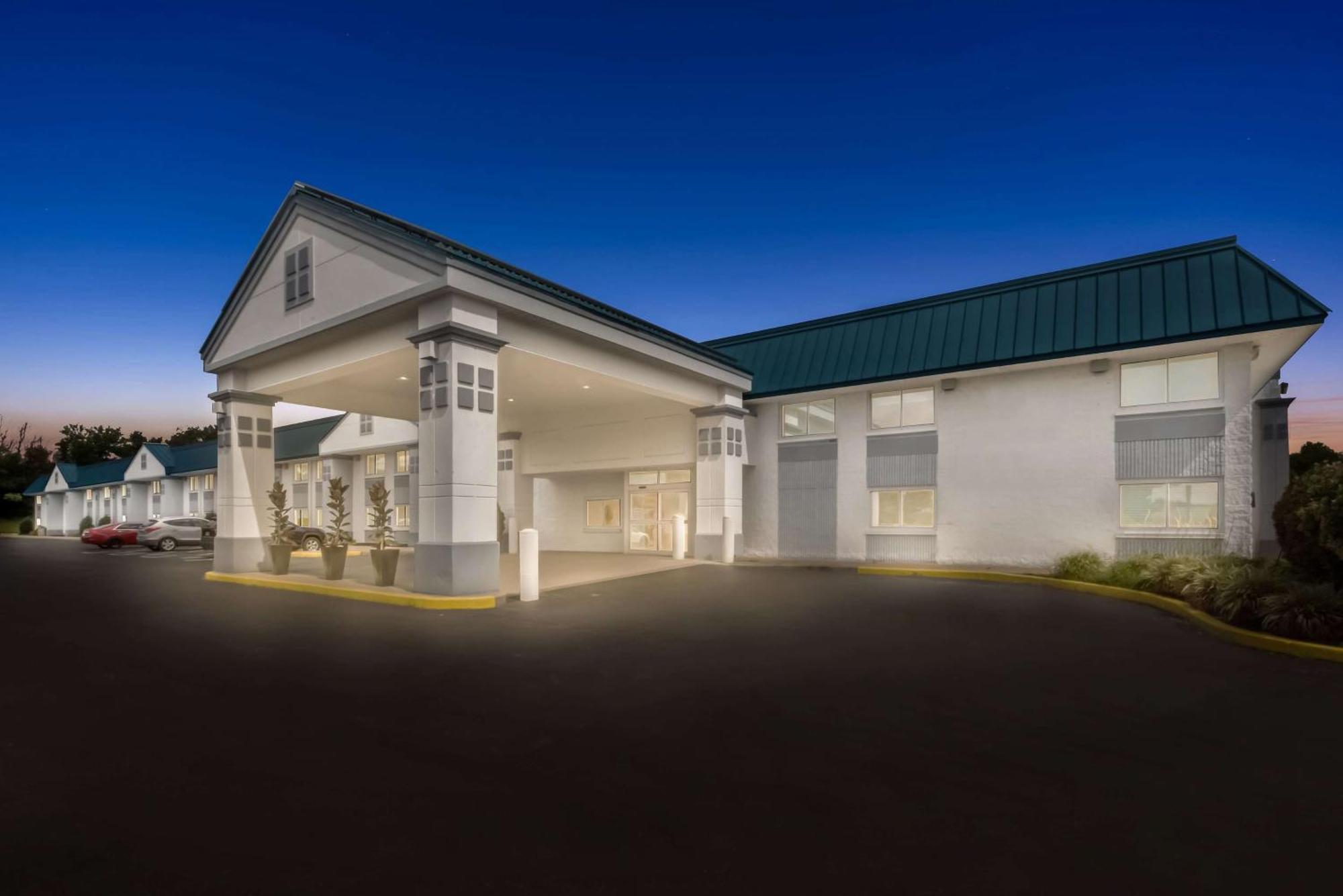 Baymont By Wyndham Westampton Hotel Exterior photo