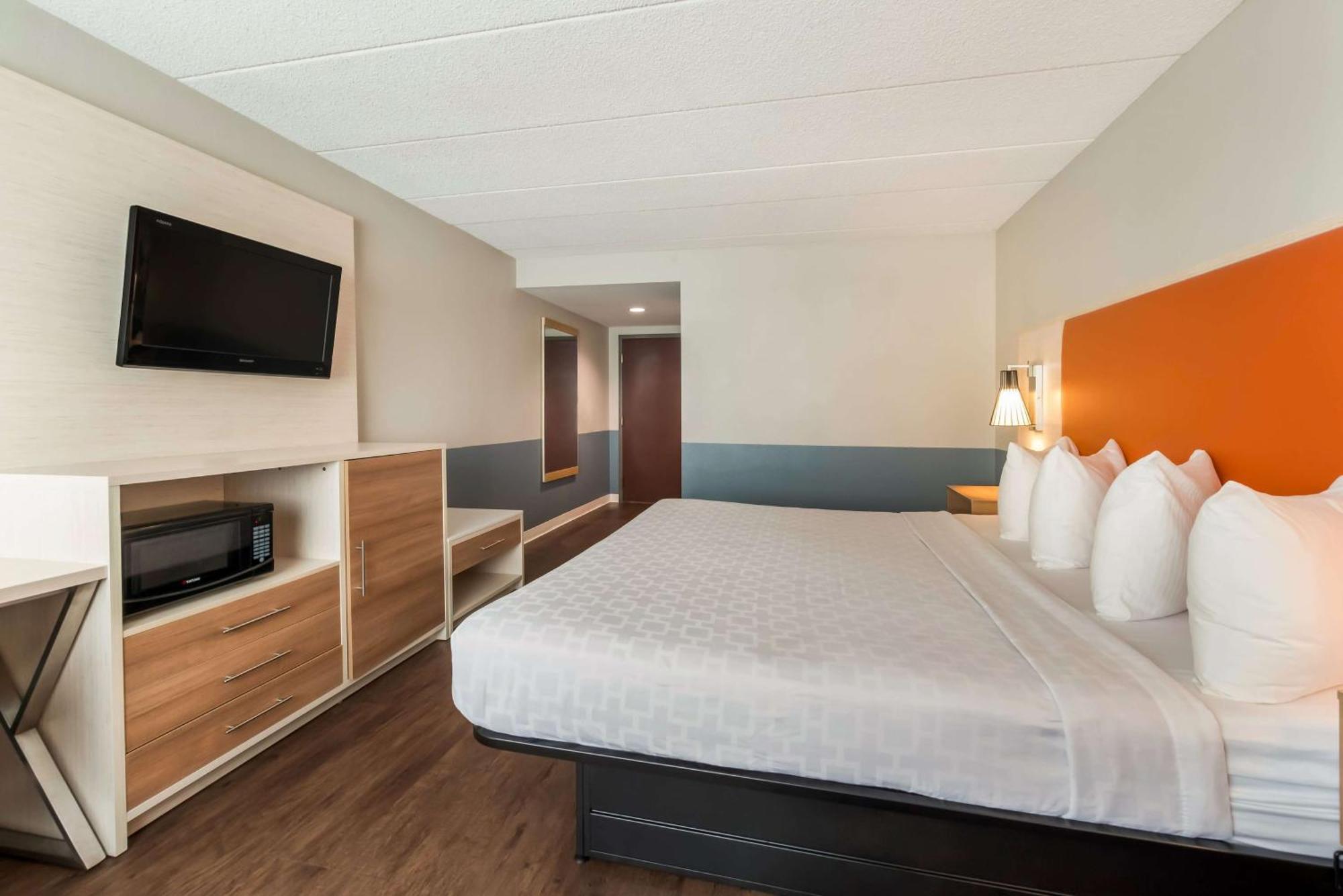 Baymont By Wyndham Westampton Hotel Exterior photo