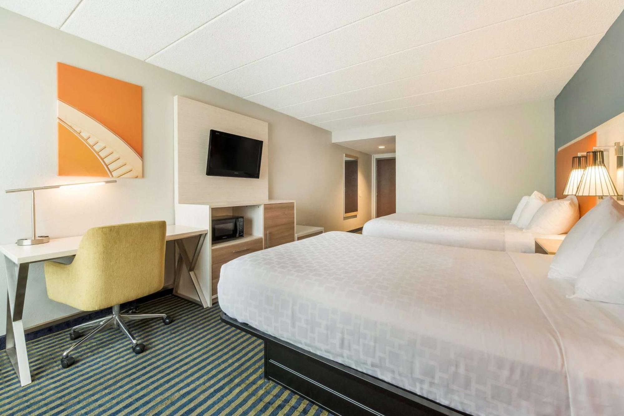 Baymont By Wyndham Westampton Hotel Exterior photo
