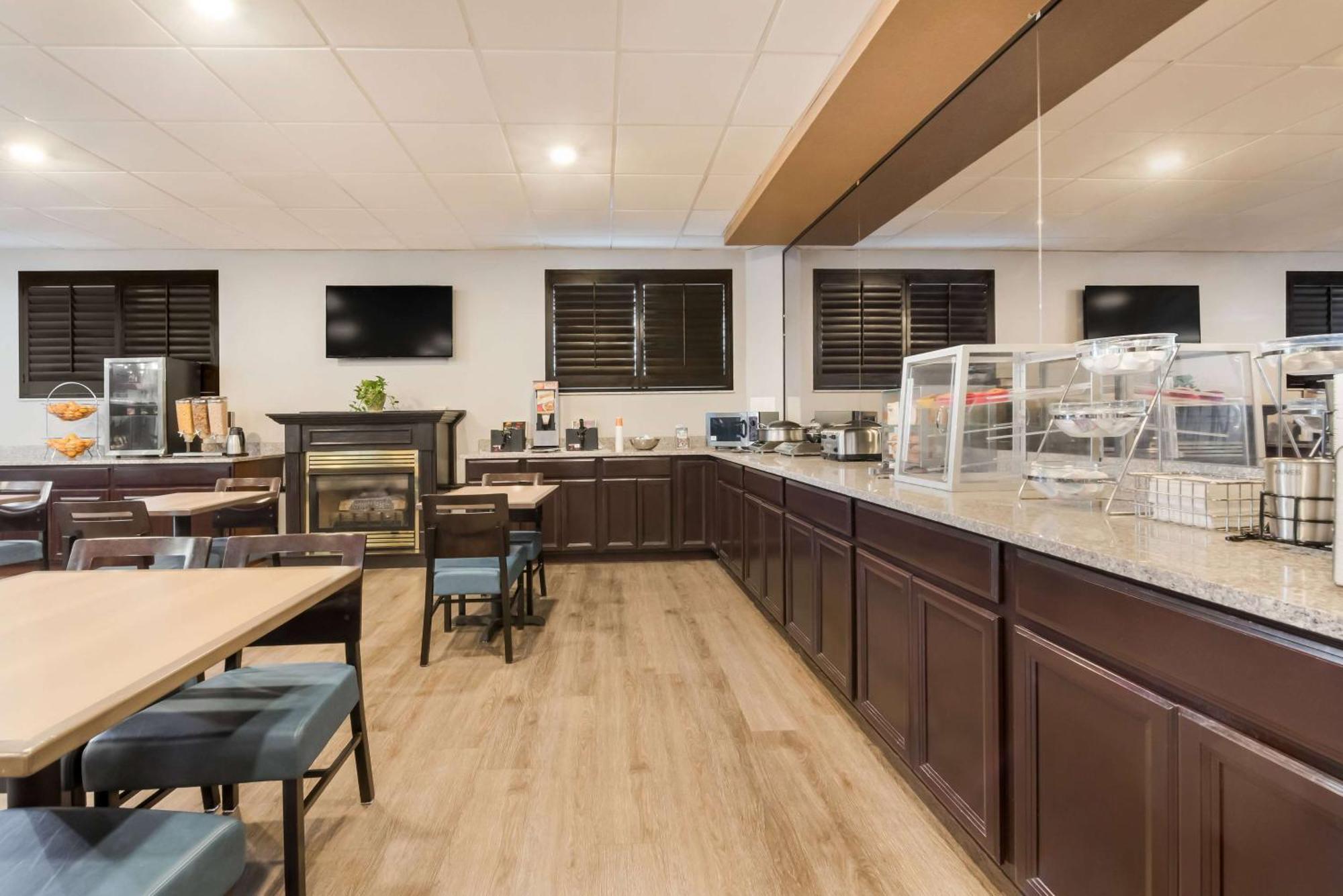 Baymont By Wyndham Westampton Hotel Exterior photo