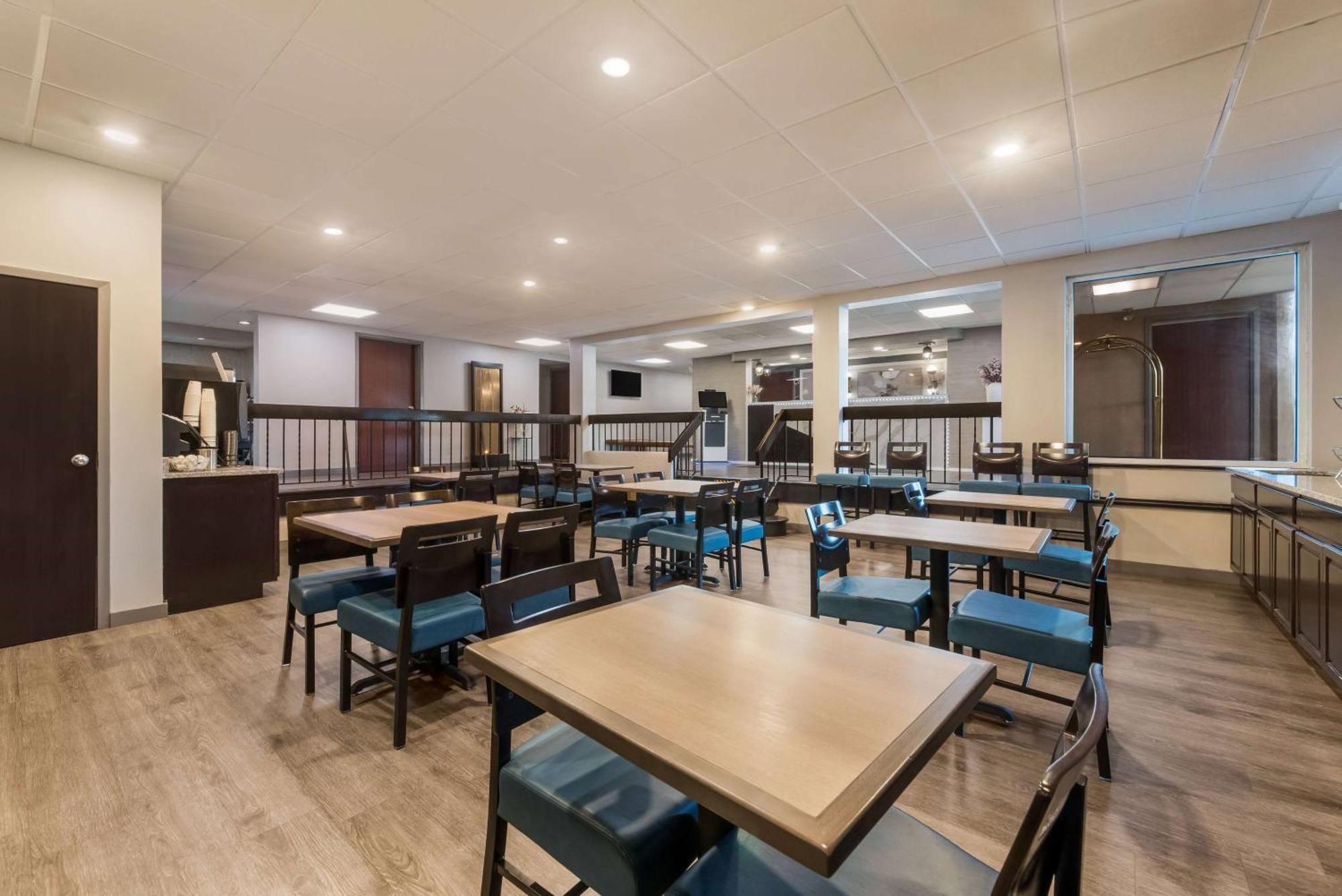 Baymont By Wyndham Westampton Hotel Exterior photo