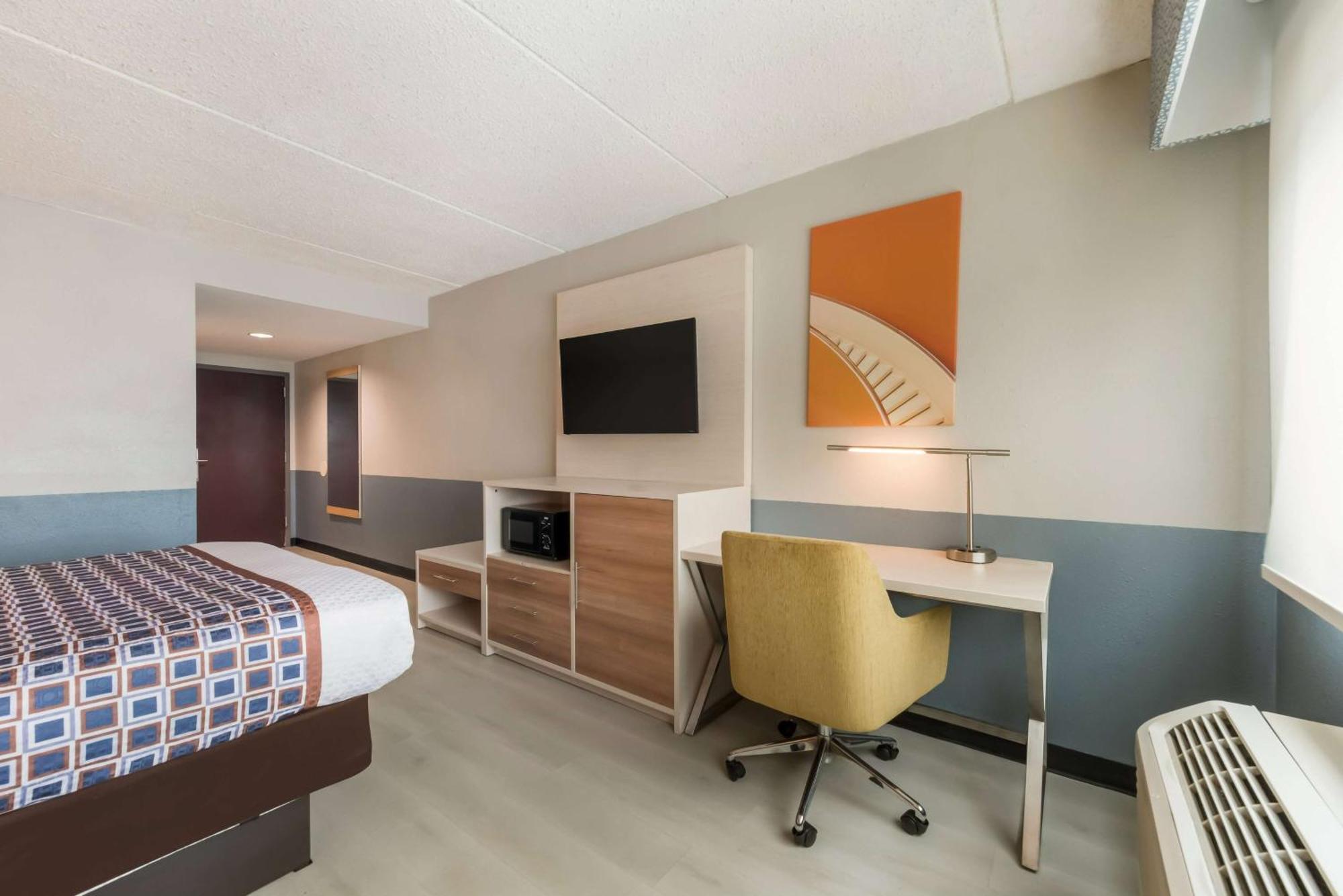 Baymont By Wyndham Westampton Hotel Exterior photo
