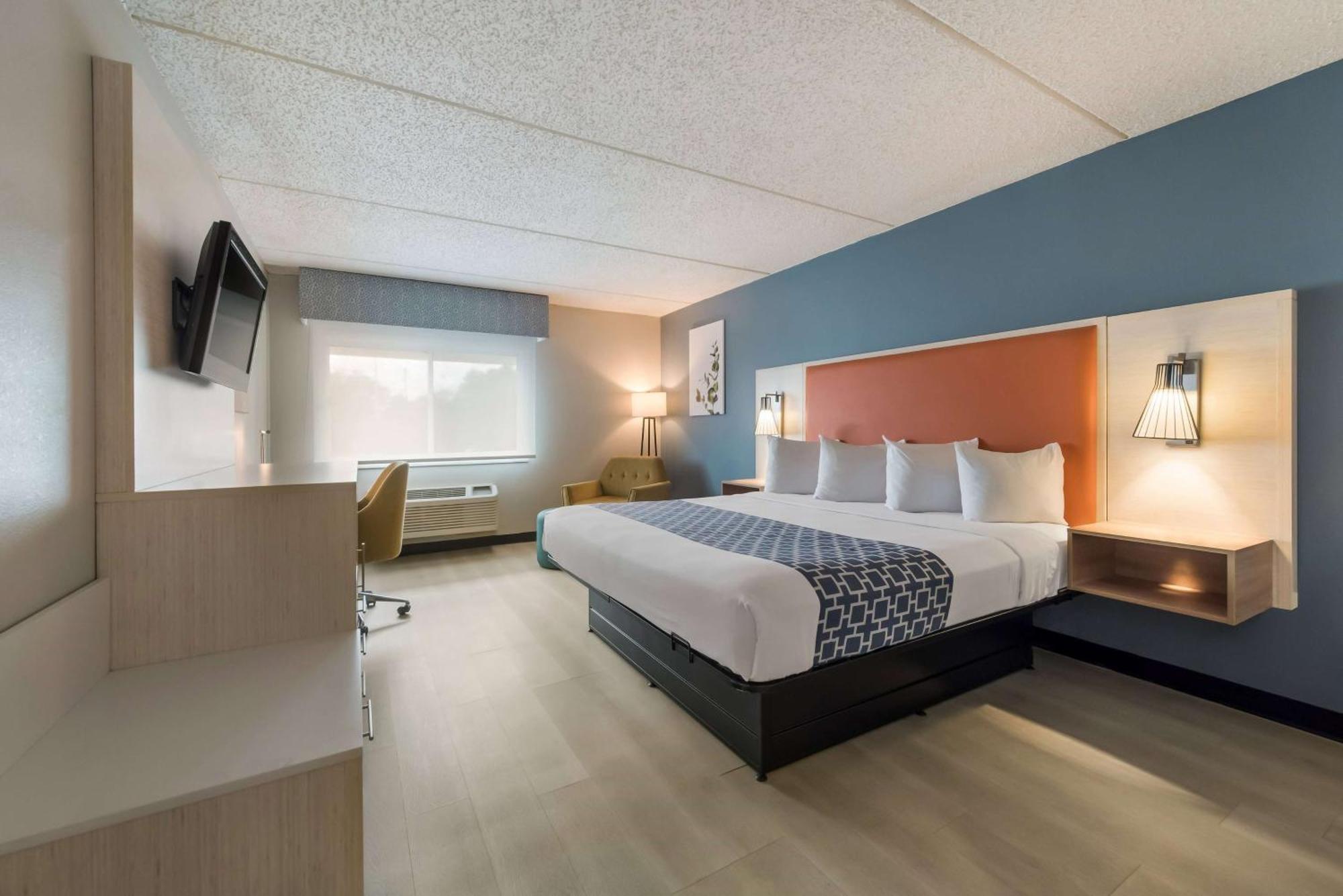 Baymont By Wyndham Westampton Hotel Exterior photo