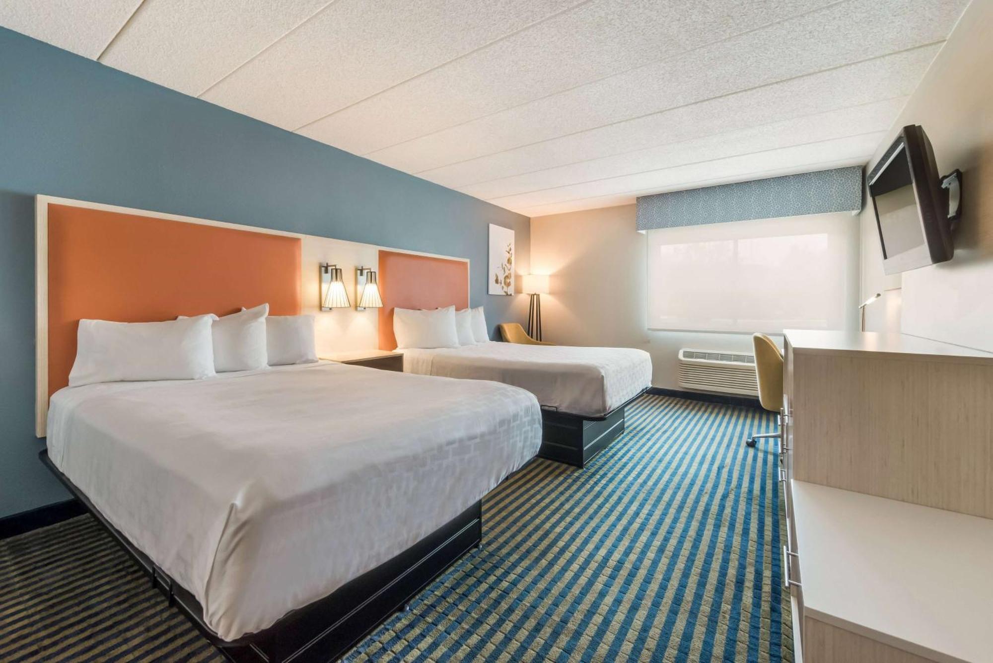 Baymont By Wyndham Westampton Hotel Exterior photo