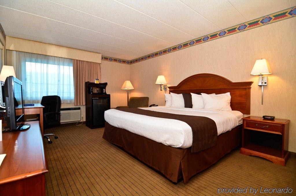 Baymont By Wyndham Westampton Hotel Room photo