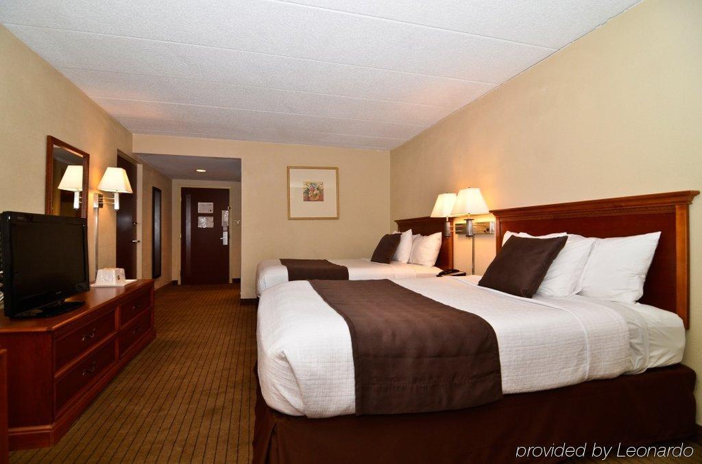Baymont By Wyndham Westampton Hotel Room photo