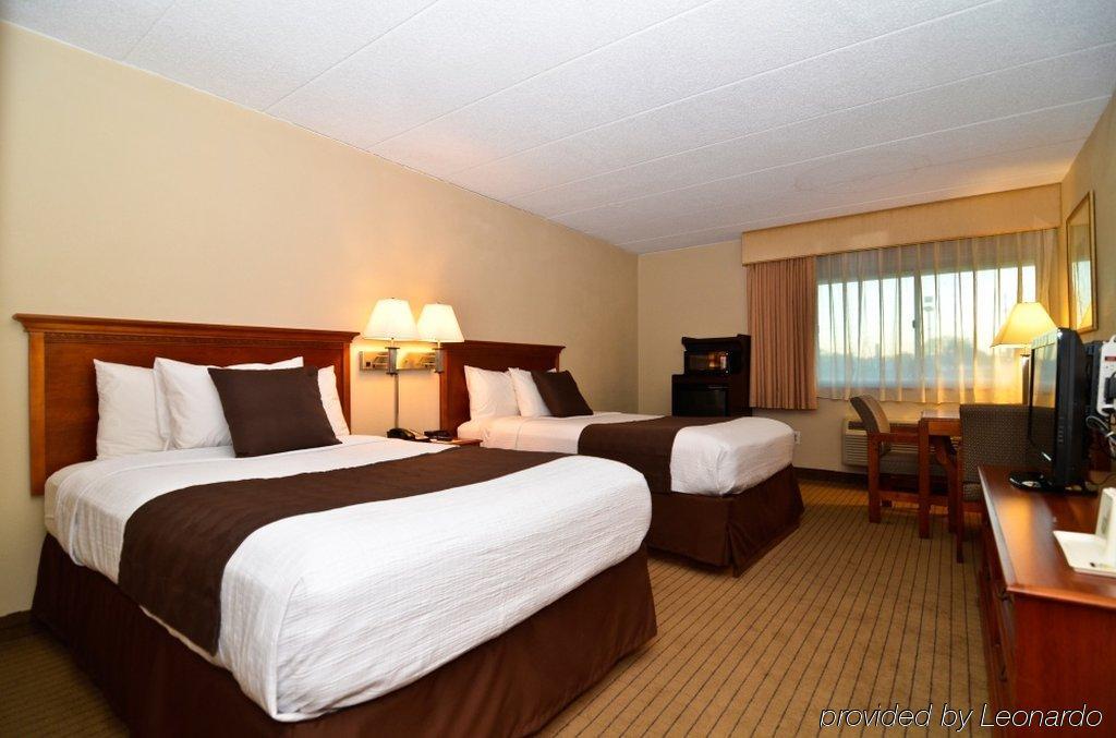 Baymont By Wyndham Westampton Hotel Room photo