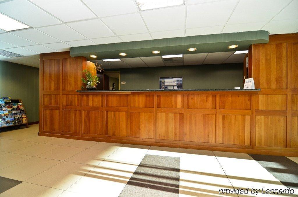 Baymont By Wyndham Westampton Hotel Interior photo