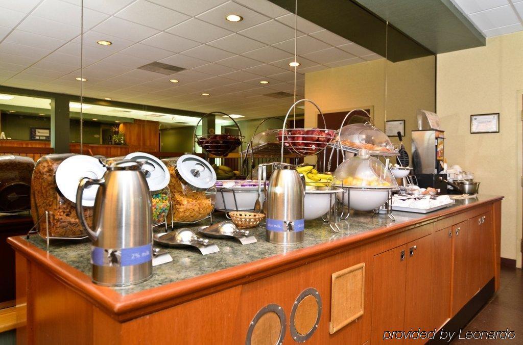 Baymont By Wyndham Westampton Hotel Restaurant photo