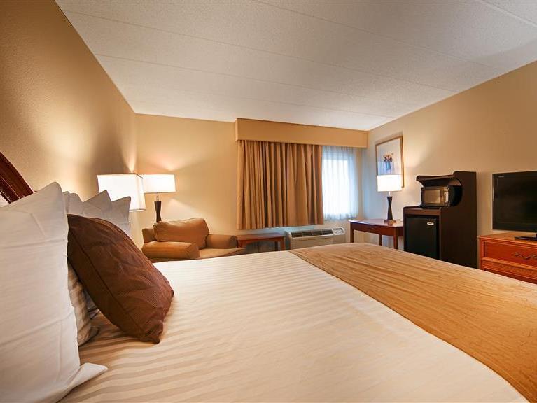 Baymont By Wyndham Westampton Hotel Exterior photo