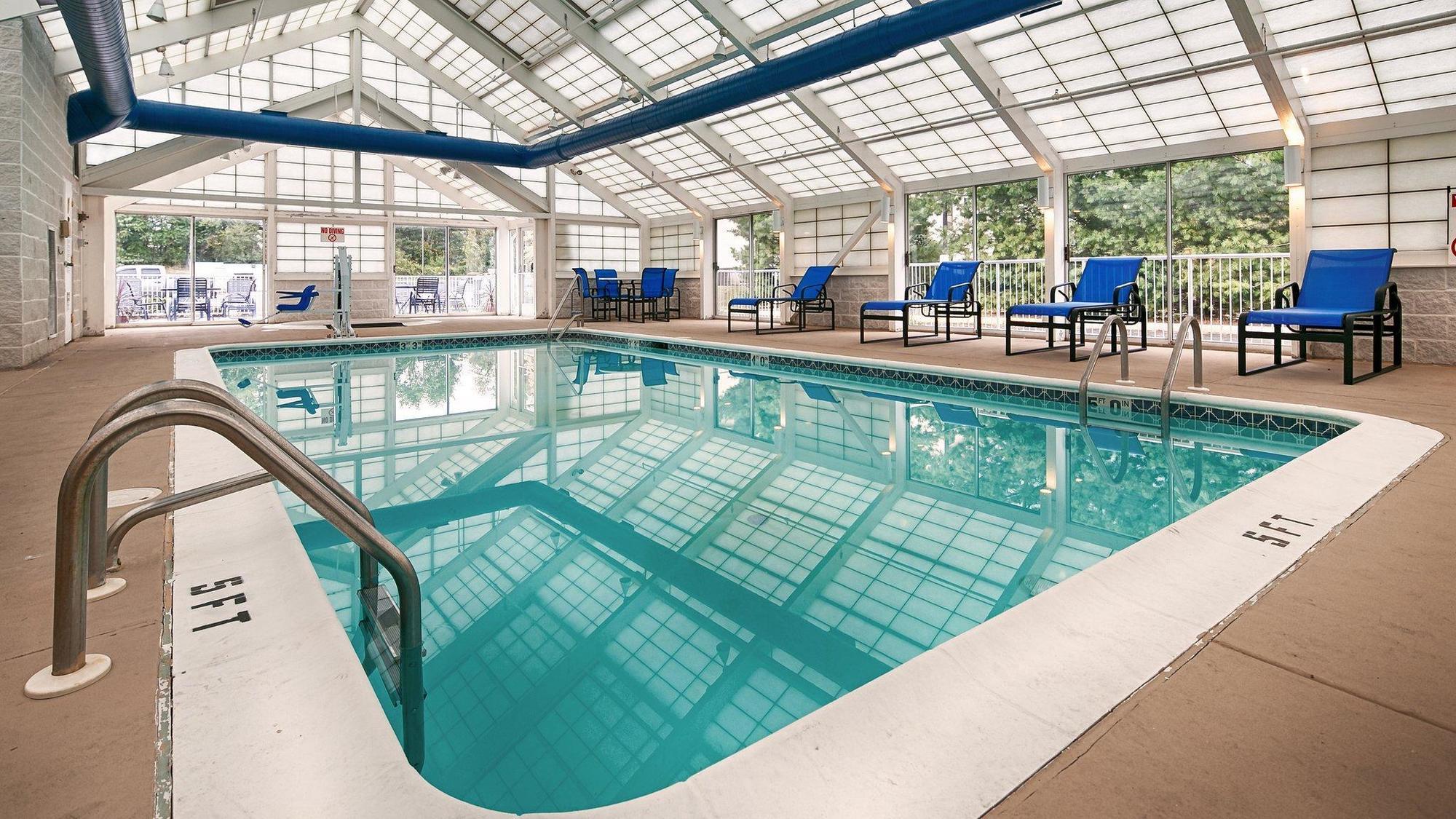 Baymont By Wyndham Westampton Hotel Exterior photo