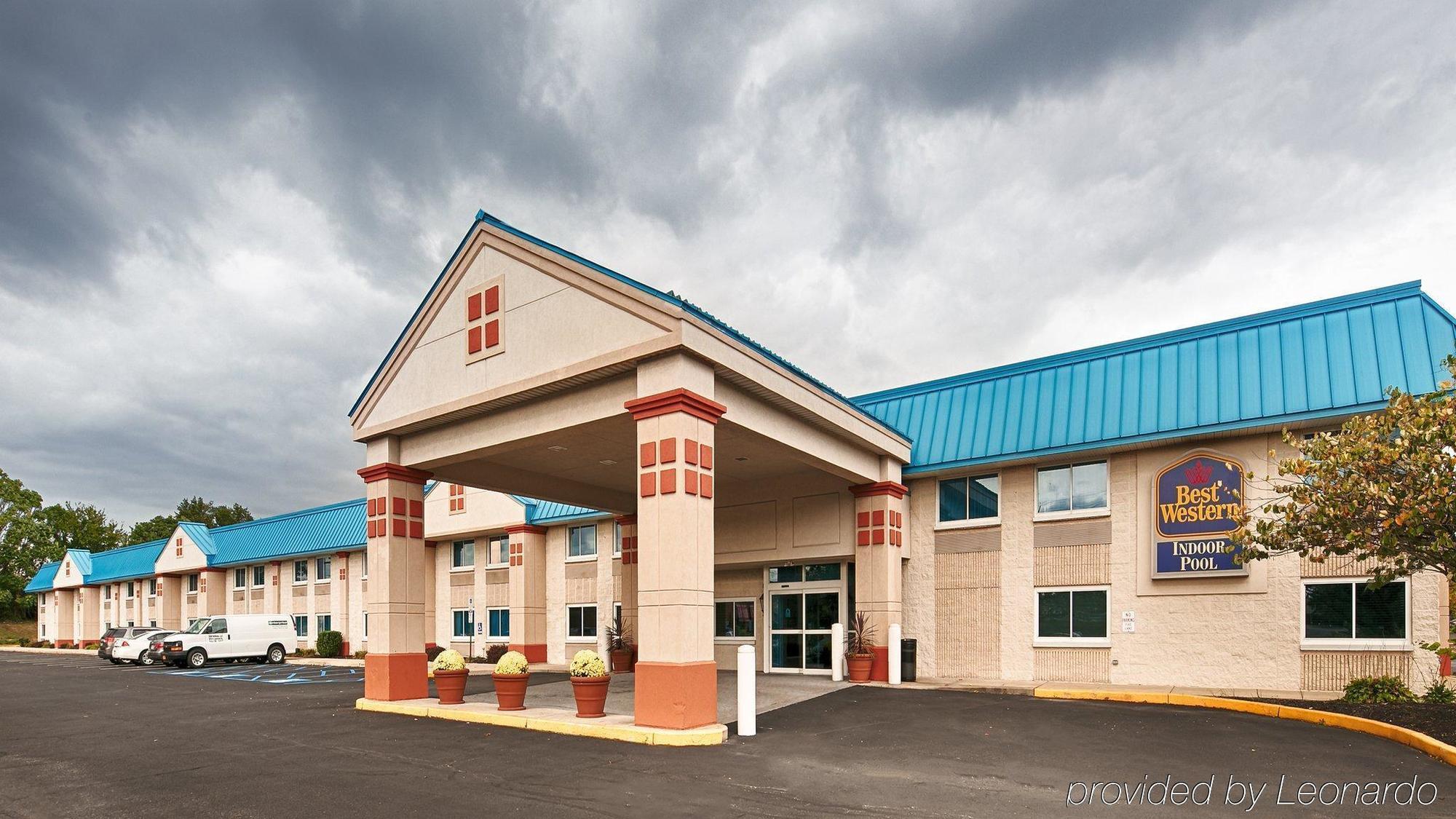 Baymont By Wyndham Westampton Hotel Exterior photo