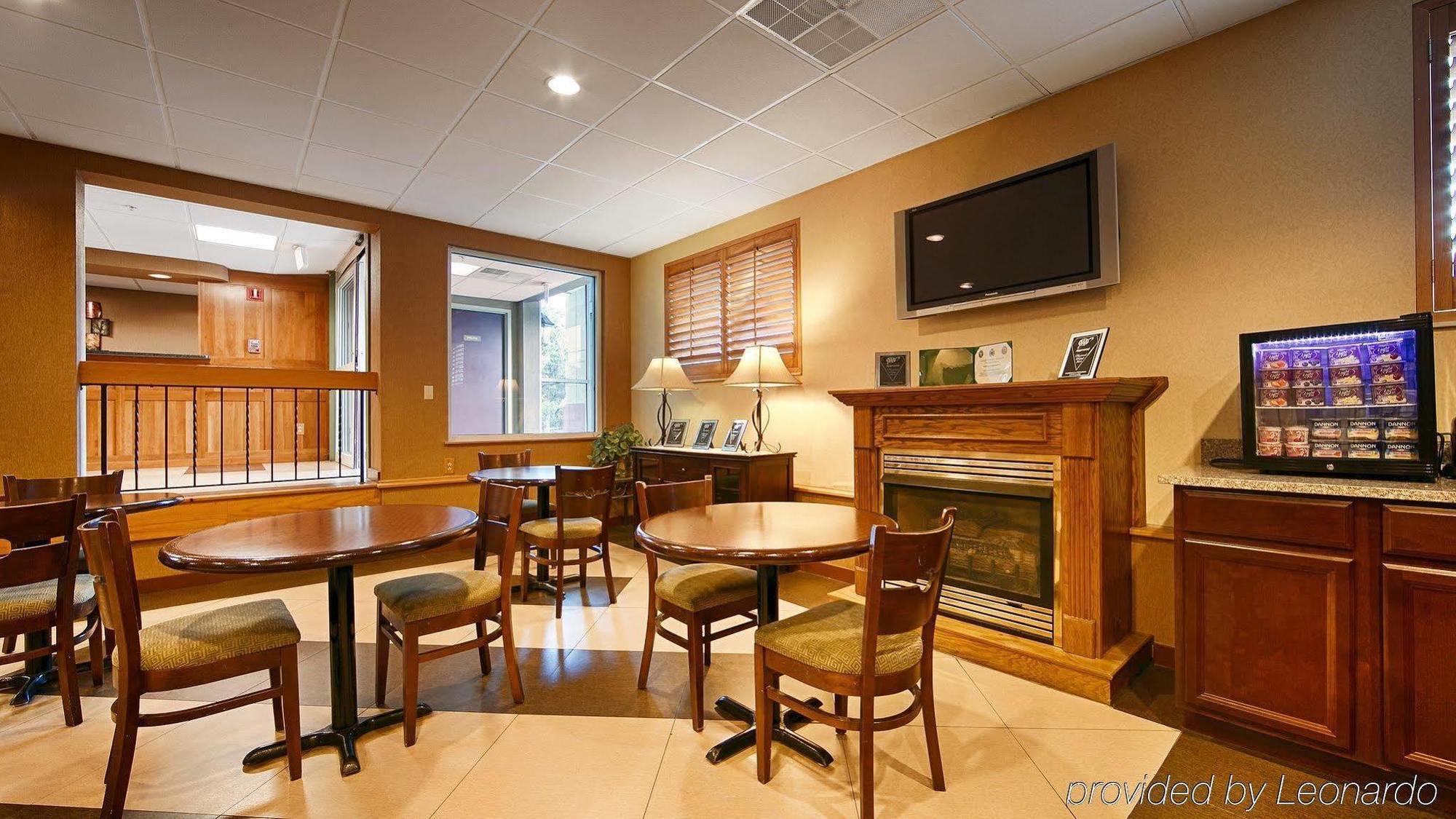 Baymont By Wyndham Westampton Hotel Exterior photo