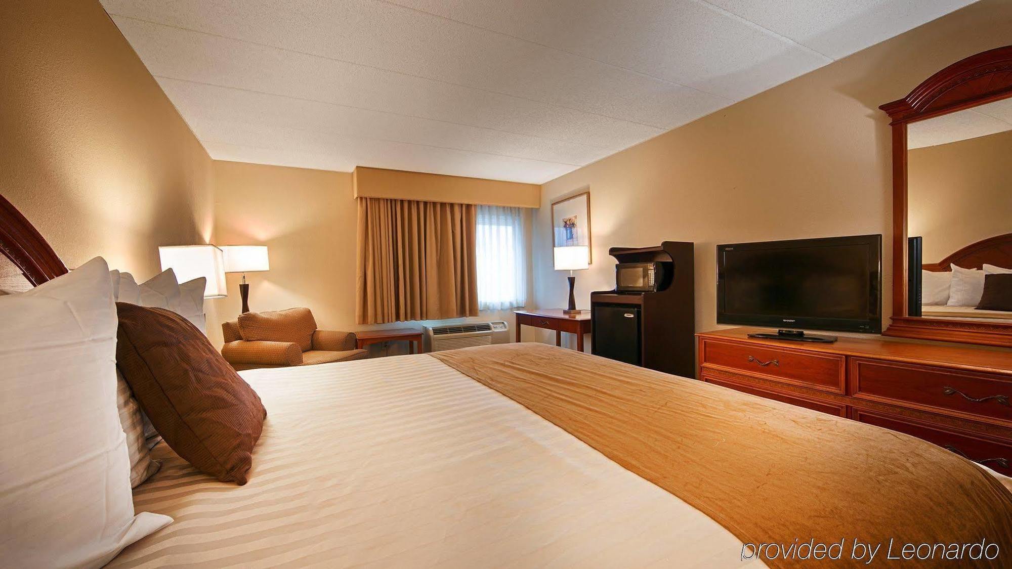 Baymont By Wyndham Westampton Hotel Exterior photo